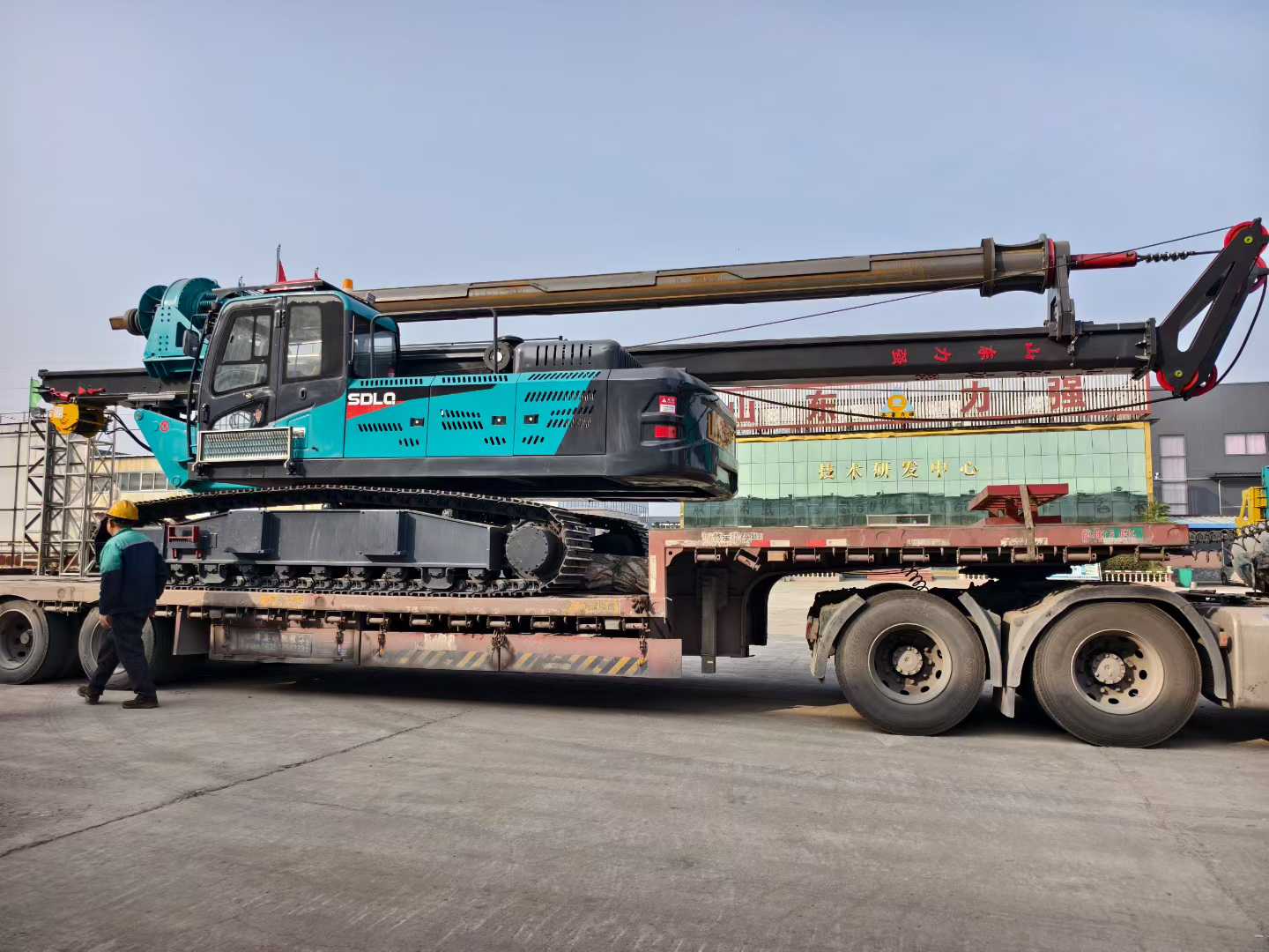 {发货现场}伸缩底盘锁杆旋挖机